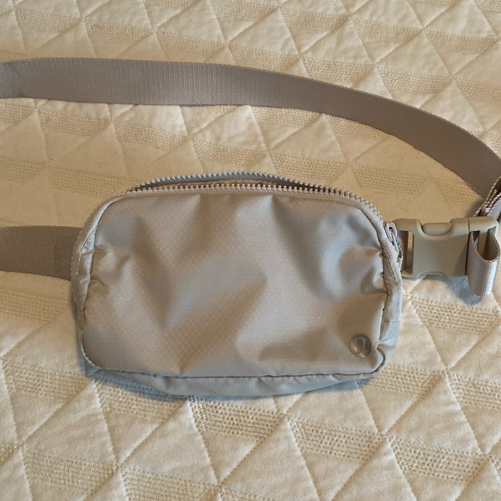 Iululemon everywhere belt bag